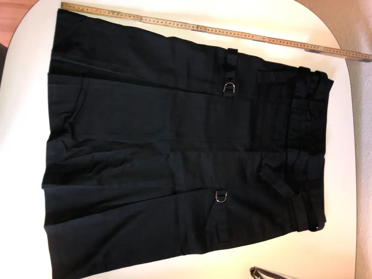 Billede 1 - Sort nederdel med detaljer, str. M (Aldrig brugt)