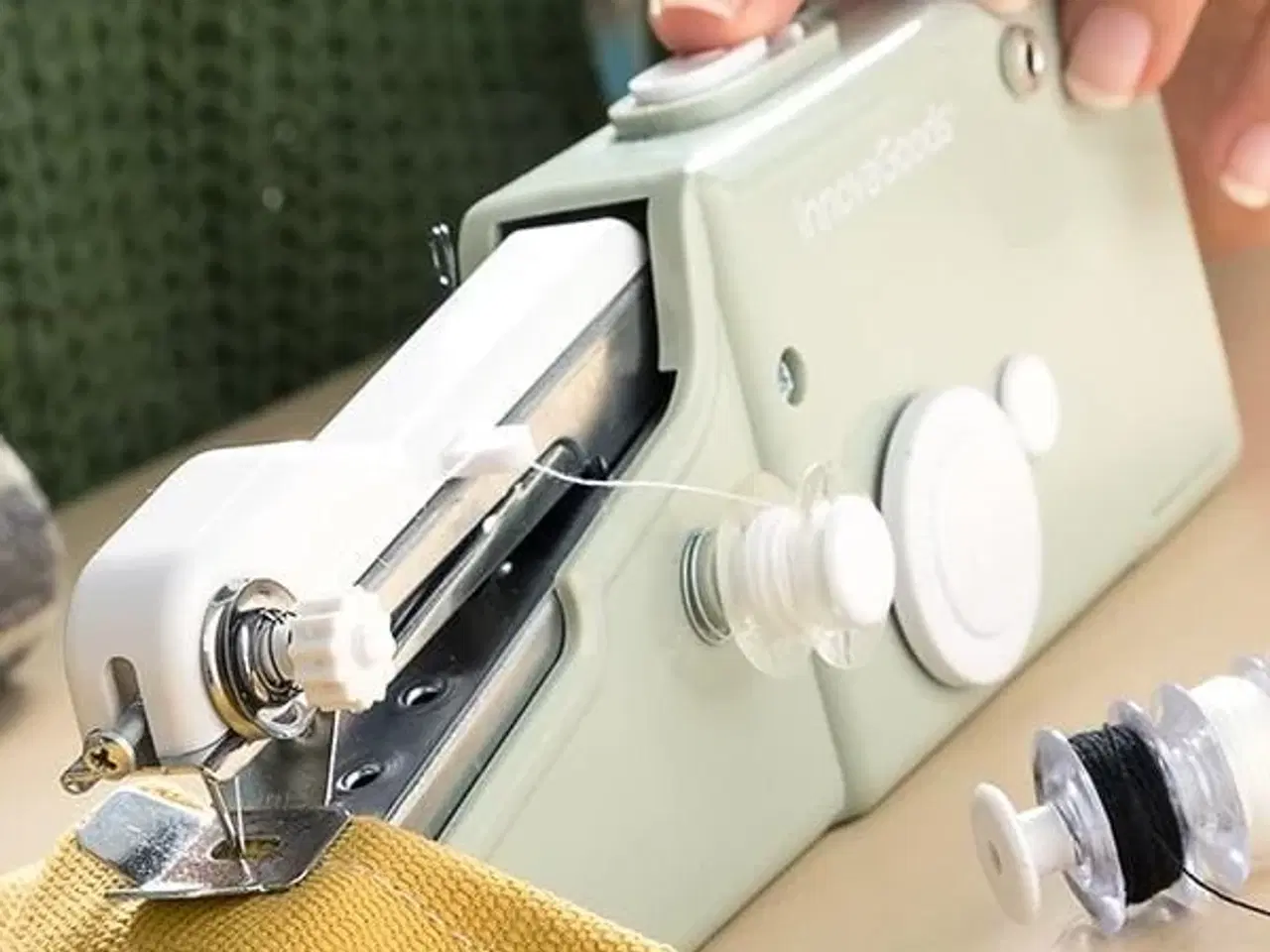Billede 7 - Bærbar håndholdt symaskine Sewket InnovaGoods