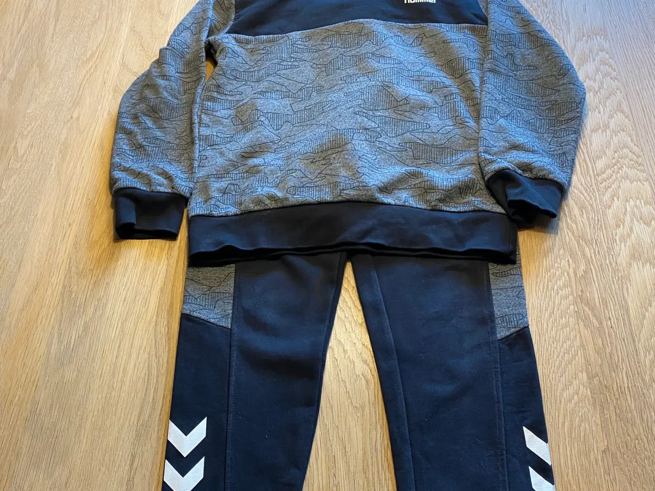 Billede 5 - Cowboybukser, bluser, tshirt   Str. 122