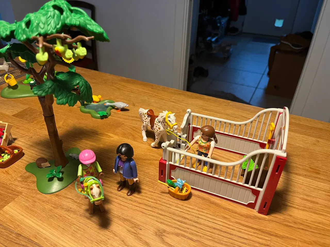 Billede 2 - Playmobil lille hus med hestboks og have. 