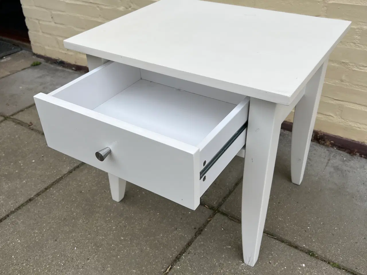 Billede 1 - Sengebord i hvid med skuffe 