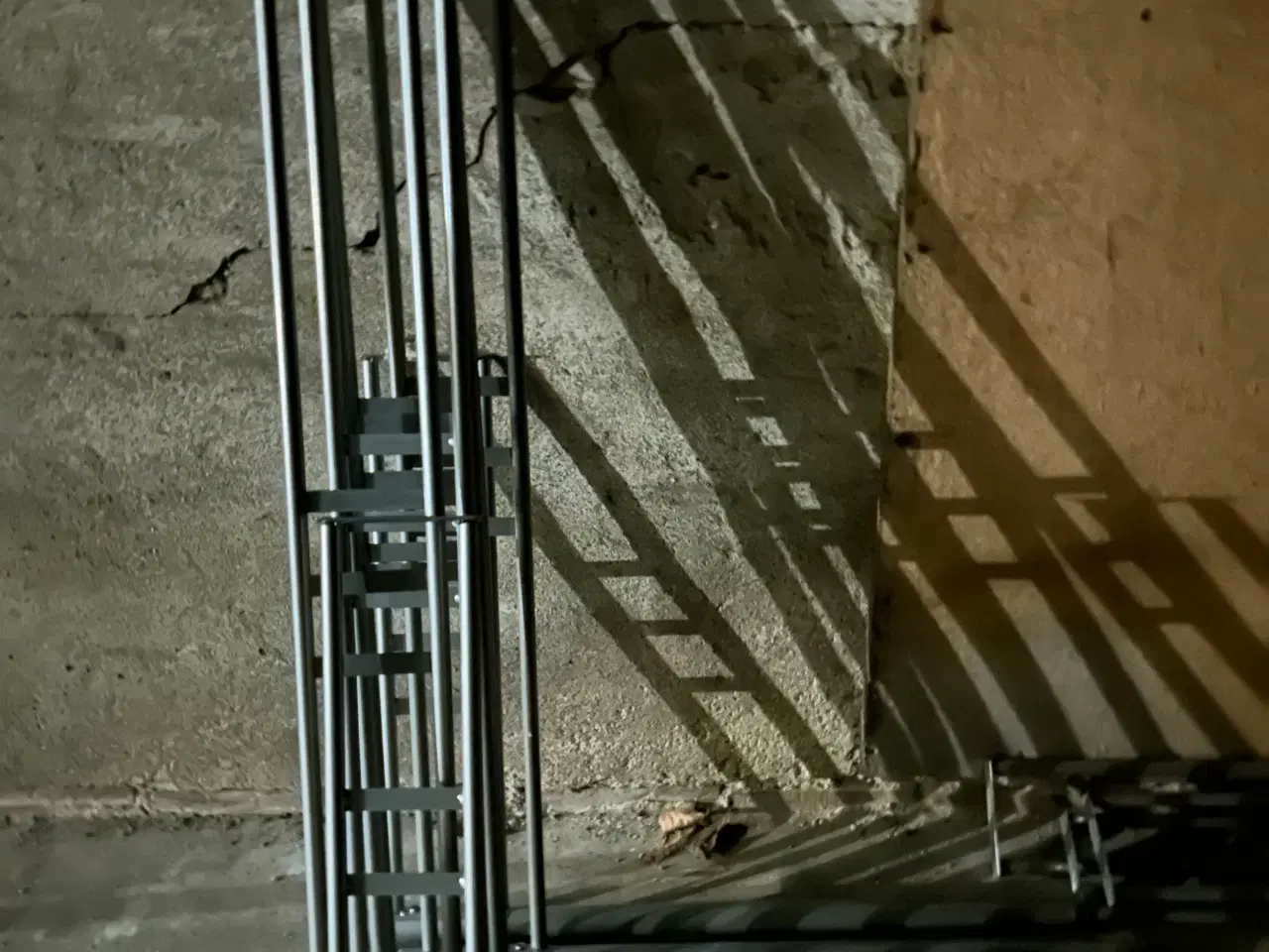 Billede 3 - Gratis : 6 stk. stålborde med glasplade