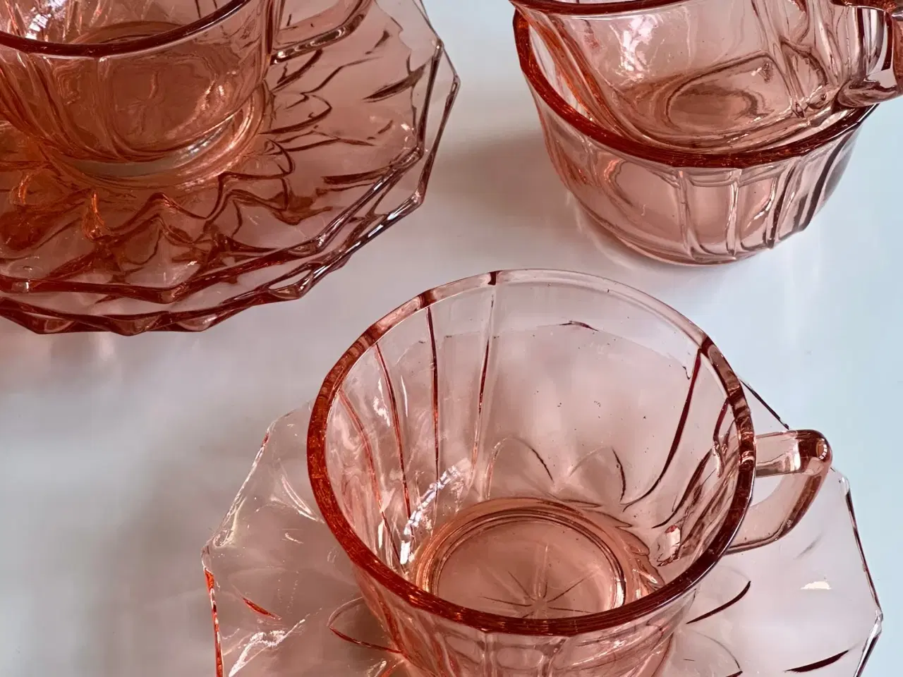 Billede 4 - Kopper m underkopper, rosa glas, 4 sæt samlet