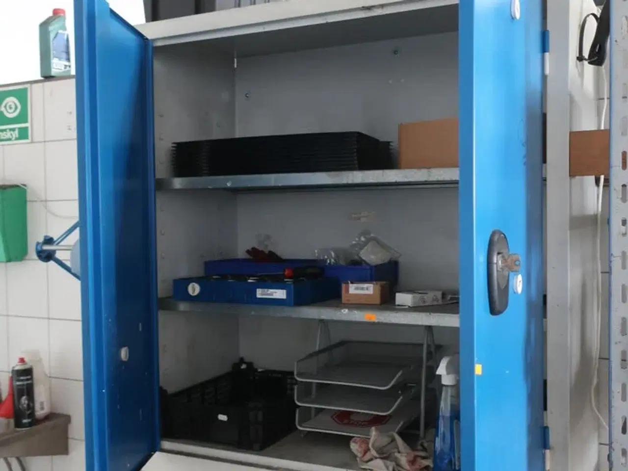 Billede 1 - Skab med indhold