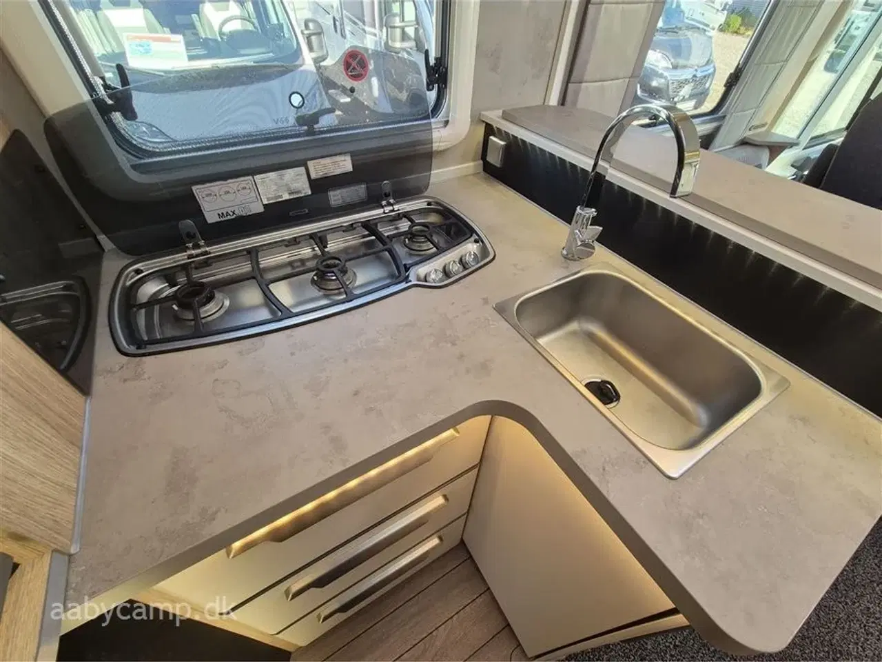 Billede 13 - 2019 - Knaus Sky I 700 LEG   Automatgear. markise. solceller. batterier. Elektrisk  indgangstrin. TV.  Egoist model Uden sænkeseng i forenden!!  Bemærk 3850 Kg. total.