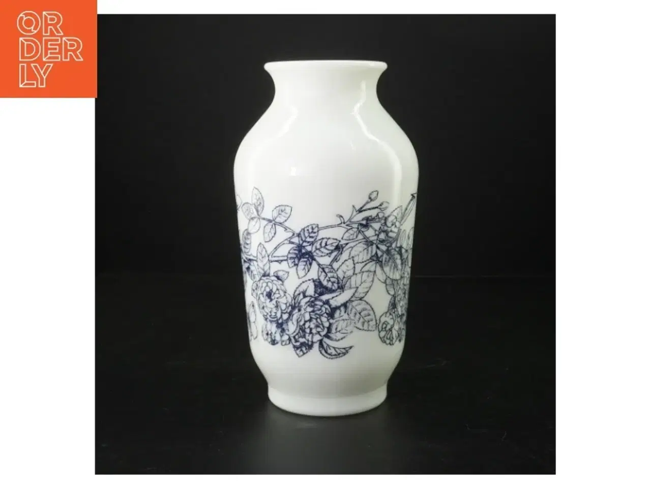 Billede 1 - Vase i presset Opaline Mælkeglas med blåt blomstermotiv (str. 22 cm)