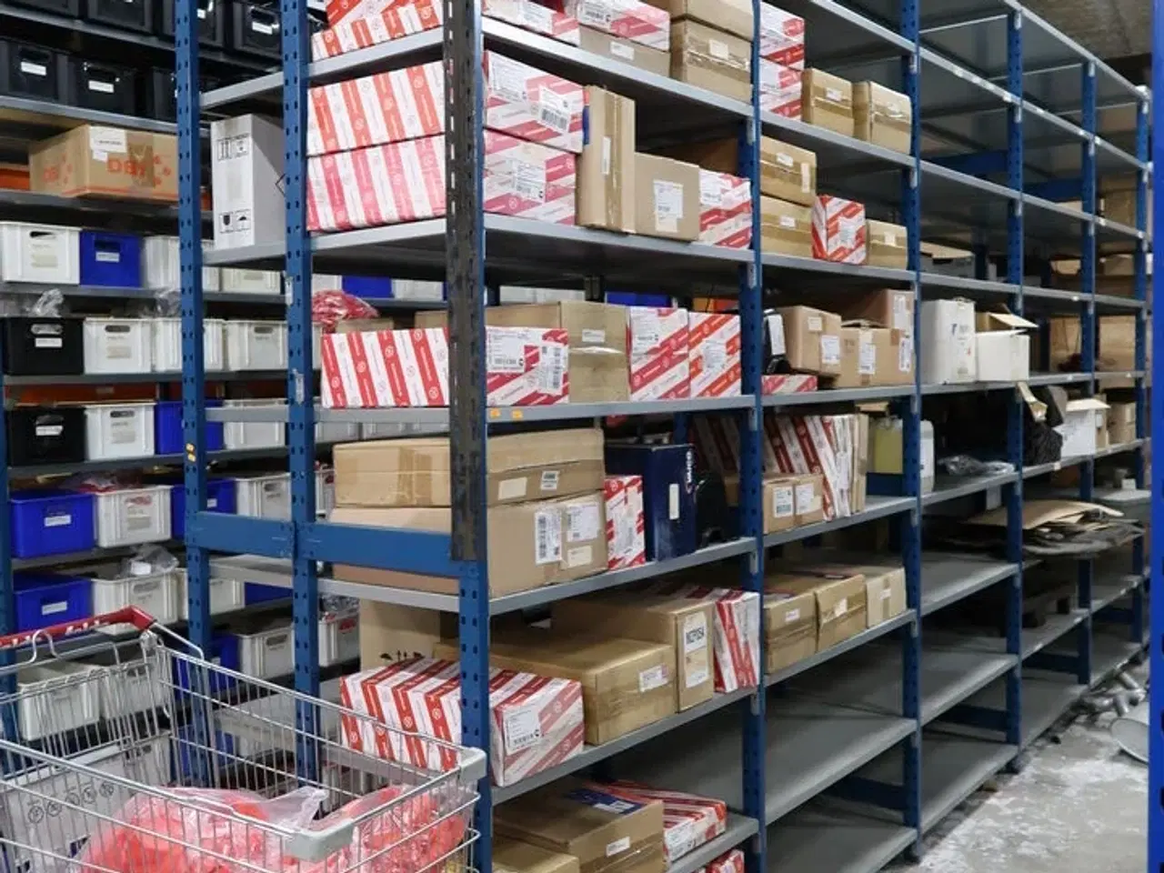 Billede 1 - 12 fag lagerreoler med indhold