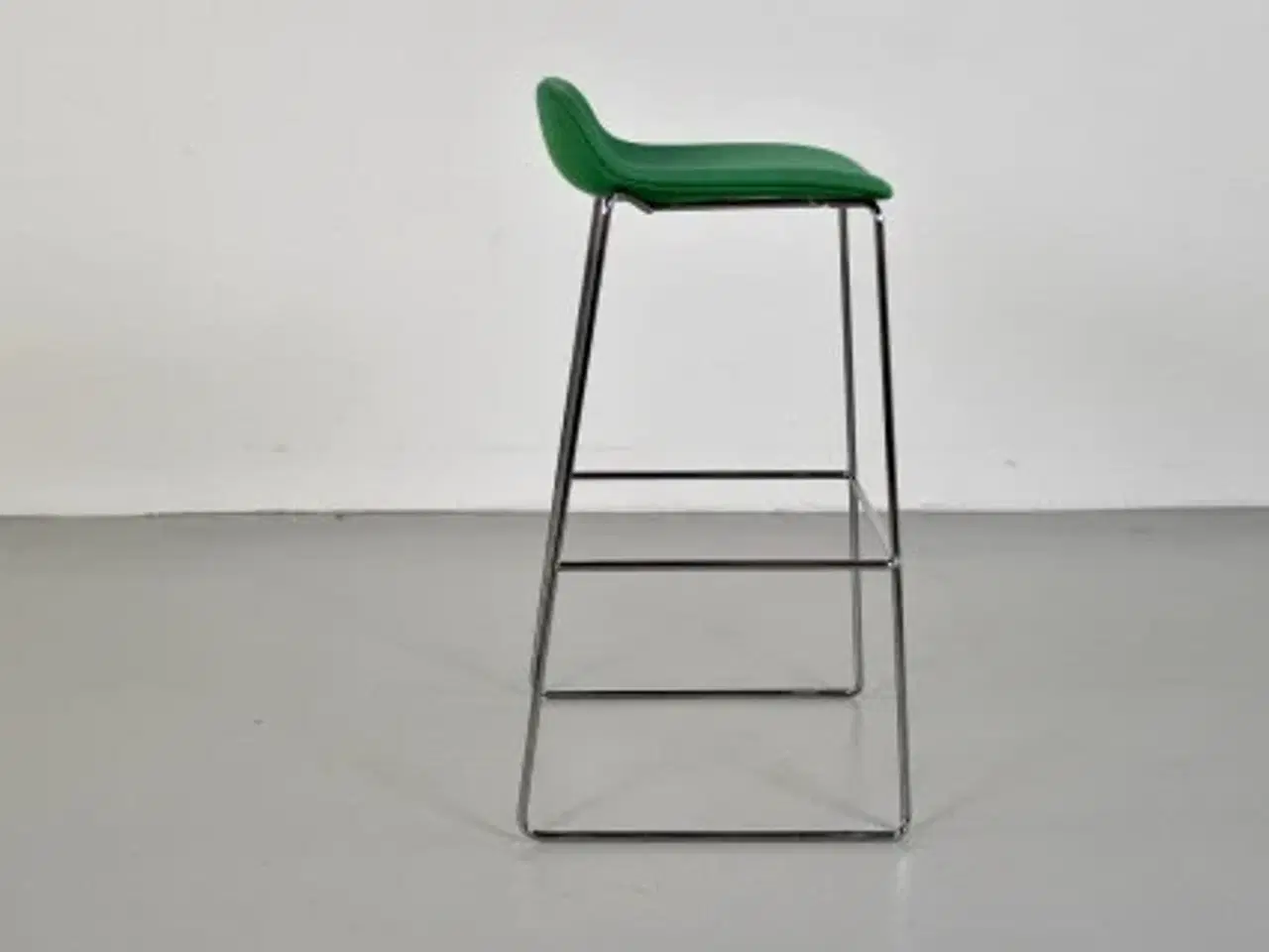 Billede 5 - Barstol med grønt polster og krom stel
