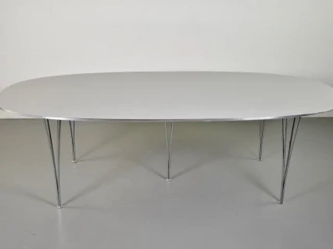 Billede 1 - Fritz hansen konferencebord i grå med oval plade, 240 cm.