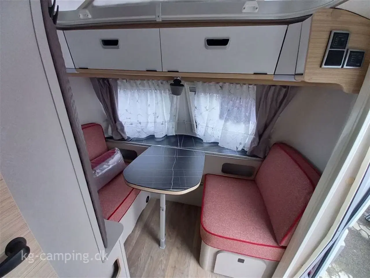 Billede 4 - 2024 - Eriba Touring 430 Tango Red Edition   EFTERÅRSTILBUD nu nedsat med kr. 18.000,- | Populær rejsevogn - Urban Edition. Spækket med ekstraudstyr!