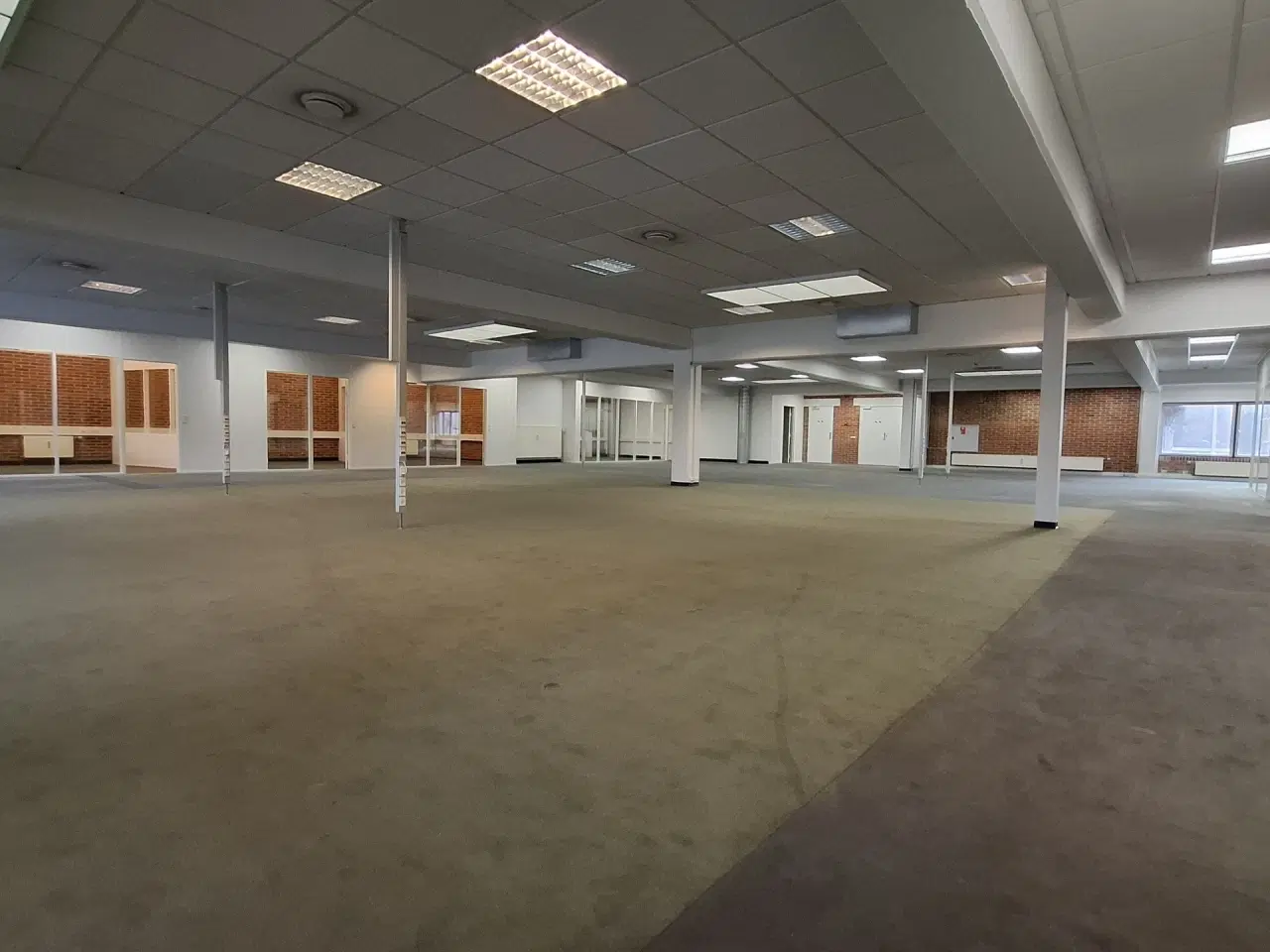 Billede 30 - Suveræn Beliggenhed – Showroom. Klinik, Butik, Gaming, Kontor mm. – Stort åbent areal i midten og mindre cellekontorer i glas.