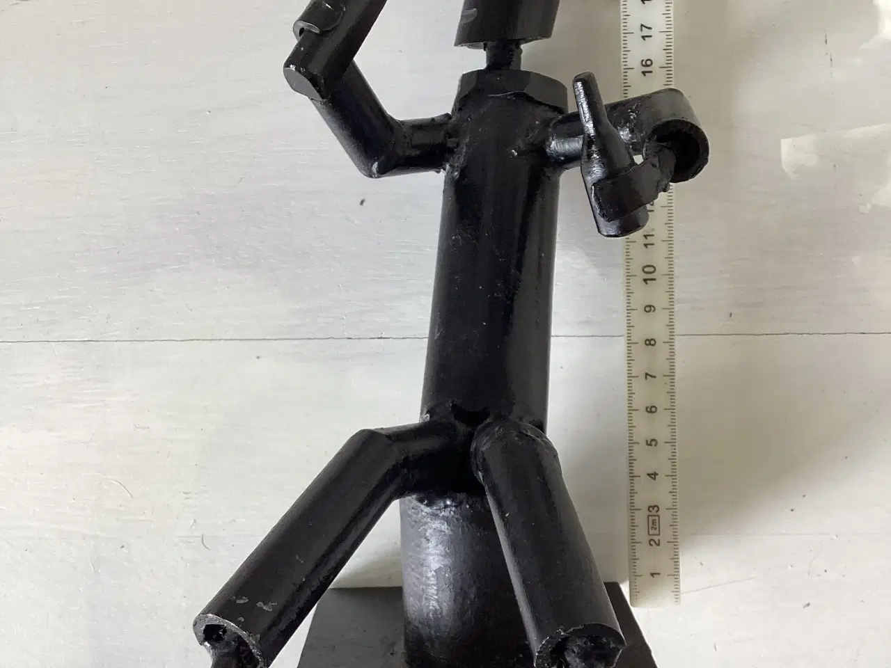 Billede 7 - Metal skulptur af drikkende mand/robot