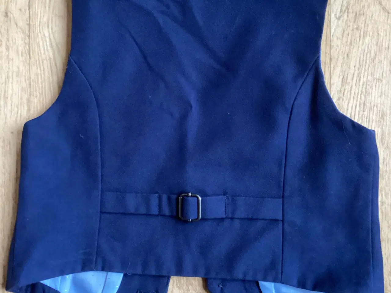 Billede 2 - Mørkeblå vest til over skjorte