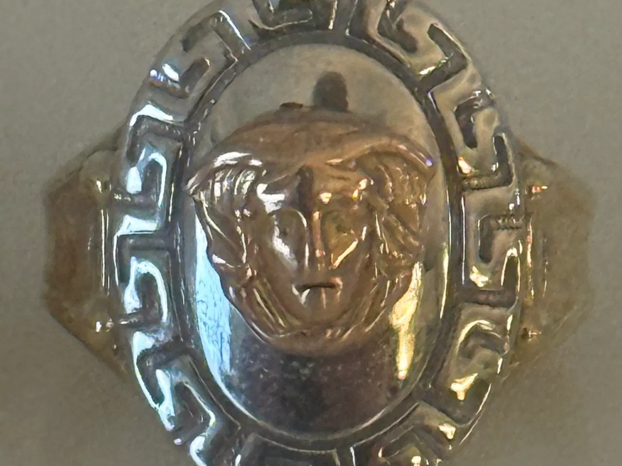 Billede 4 - Flot Versaces Medusa-ring i 14 kt guld