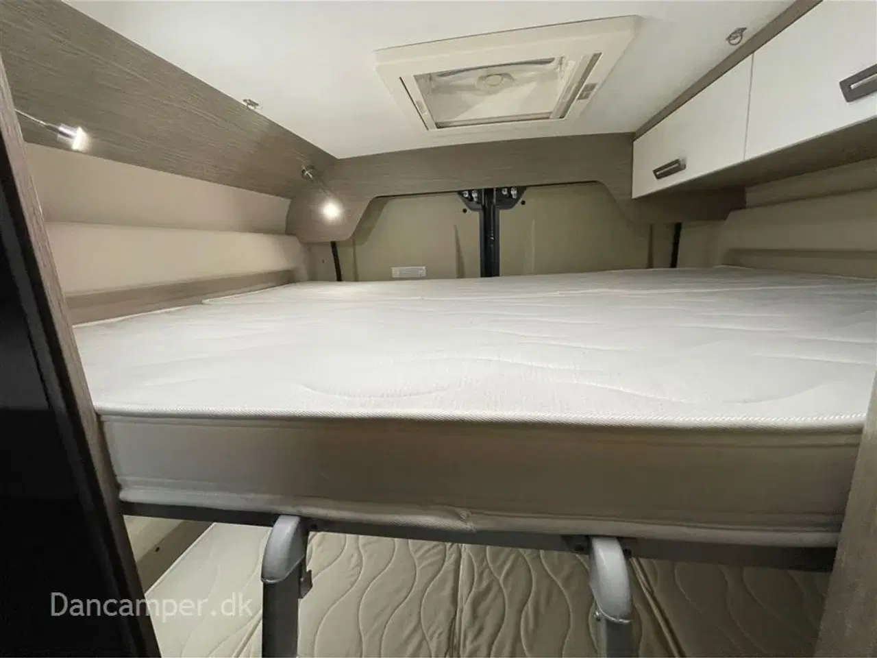 Billede 18 - 2023 - Chausson ROAD LINE V594 VIP MAX   UNDER KLARGØRING! Super spændende, kort van med to dobbeltsenge på tværs i køjesystem. 2,2, L motor , 140 HK, solcelle og markise m.m.