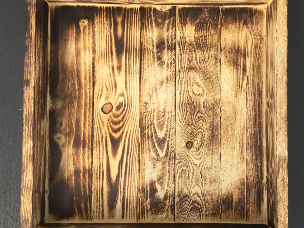 Billede 5 - Overflade brændt bakke i genbrugstræ 39,2 x 40,2