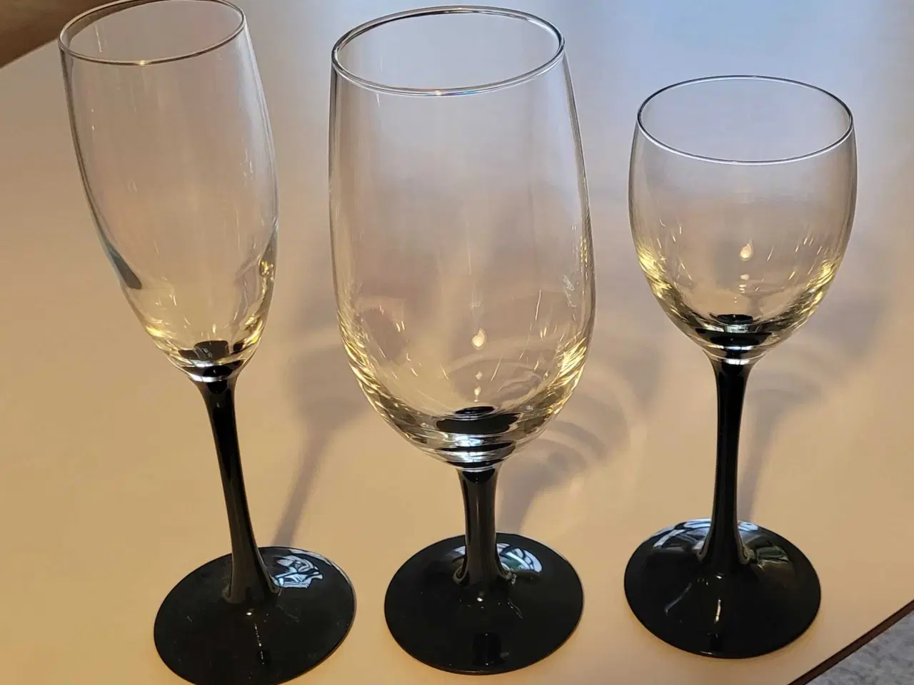 Billede 2 - Luminarc øl-/vinglas med sort fod/stilk