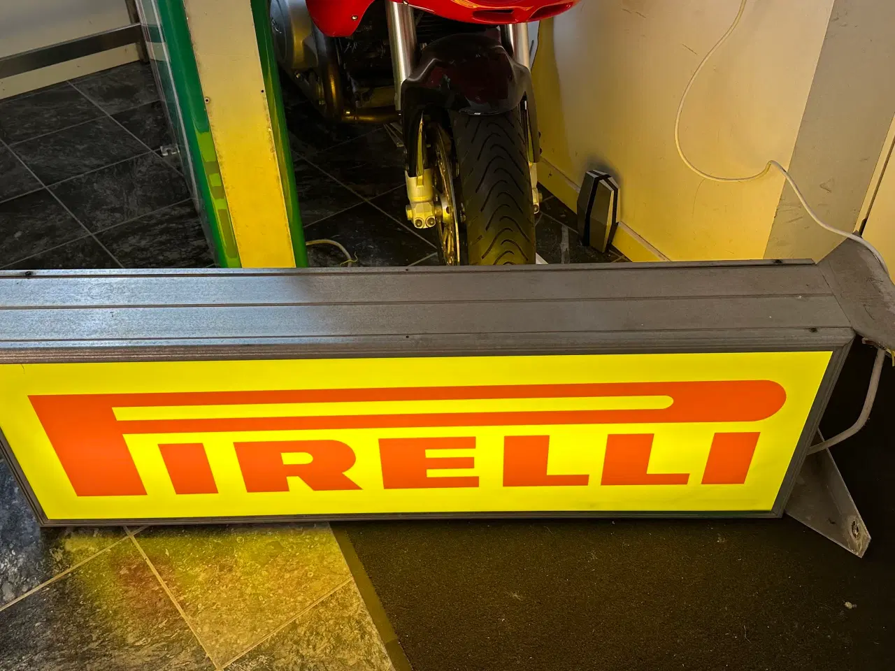 Billede 4 - Pirelli lysskilt