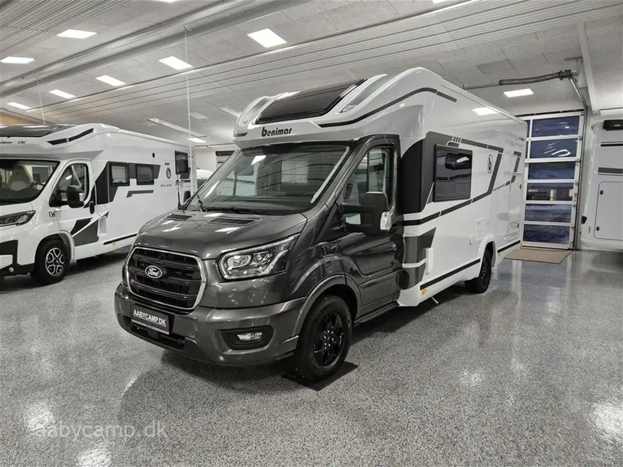 Billede 4 - 2026 - Benimar Tessoro   Nk Pakke. 8 trins Automatgear. 200W solceller. Webasto Dieselfyr. Kompressor køleskab. Køjer bag og sænkeseng Foran.