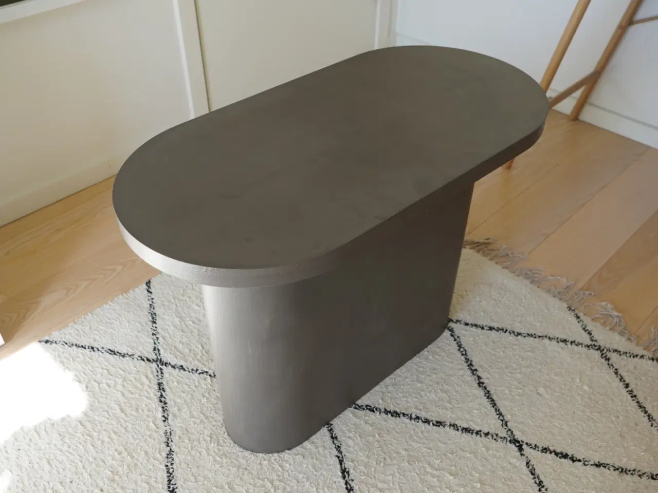 Billede 1 - Ovalt bord i betonlook