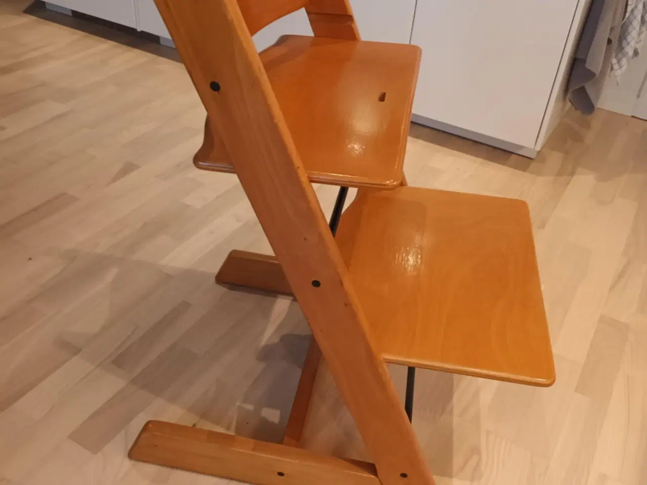 Billede 2 - Ældre Tripp-Trapp i lakeret bøg. Bøjle medfølger.