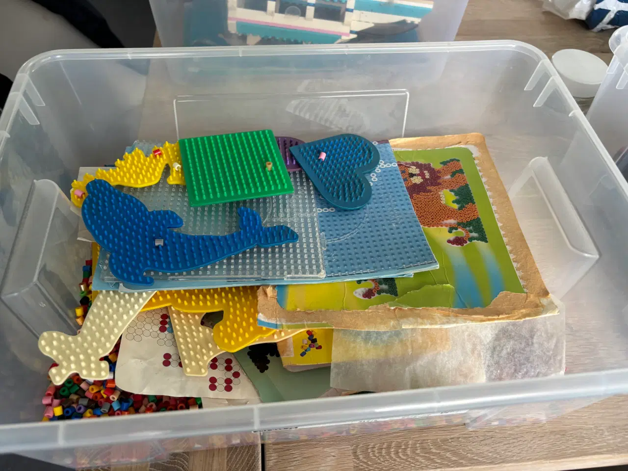Billede 3 - Stor kasse perler og perleplader