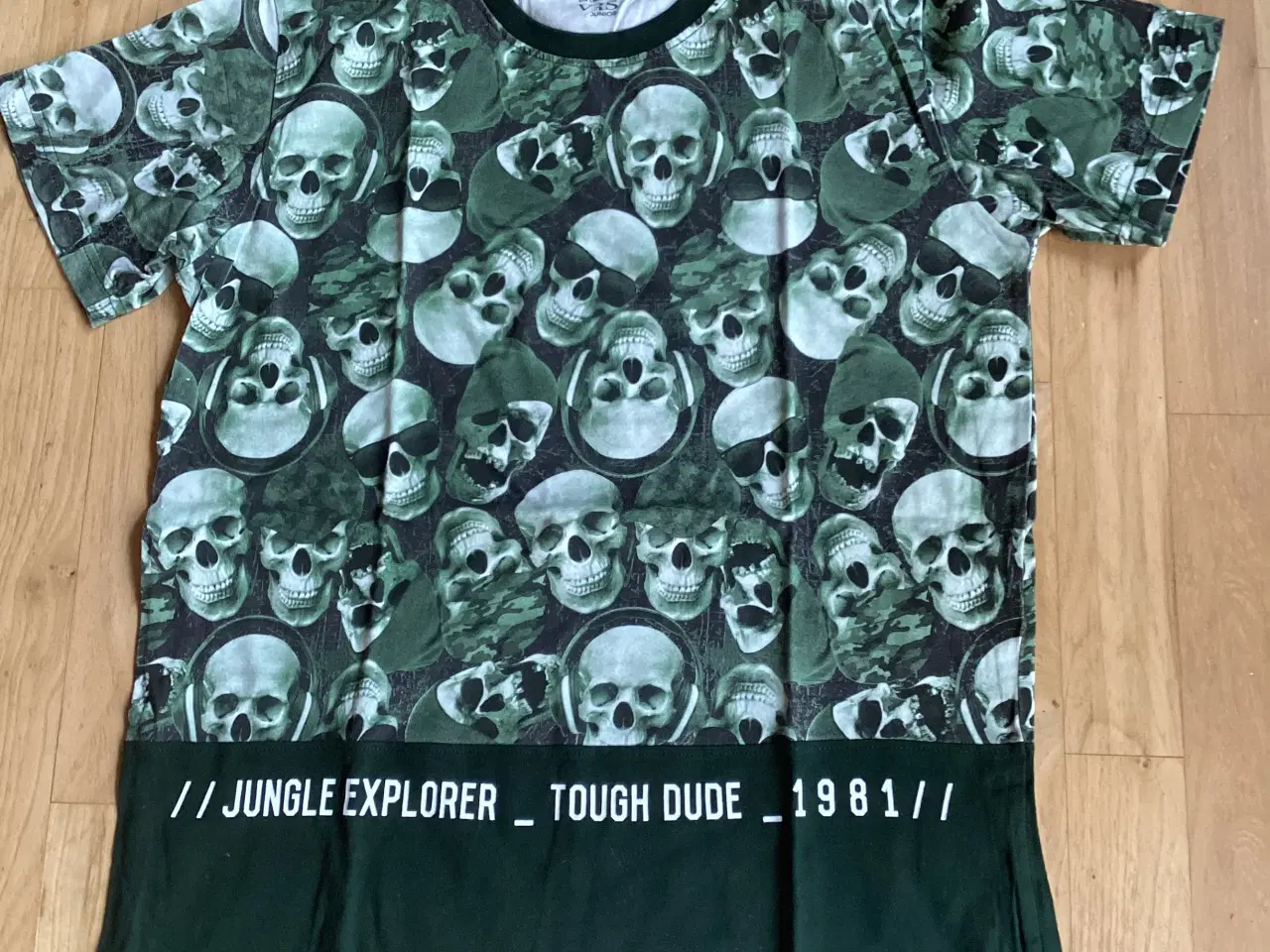 Billede 1 - Mørkegrøn T-Shirt med print med kranier