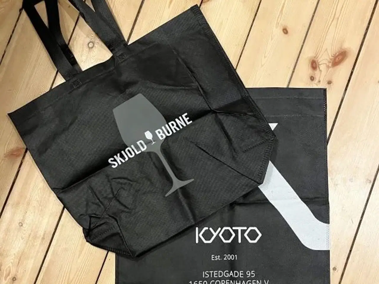 Billede 2 - 2 sorte muleposer med hvid tryk