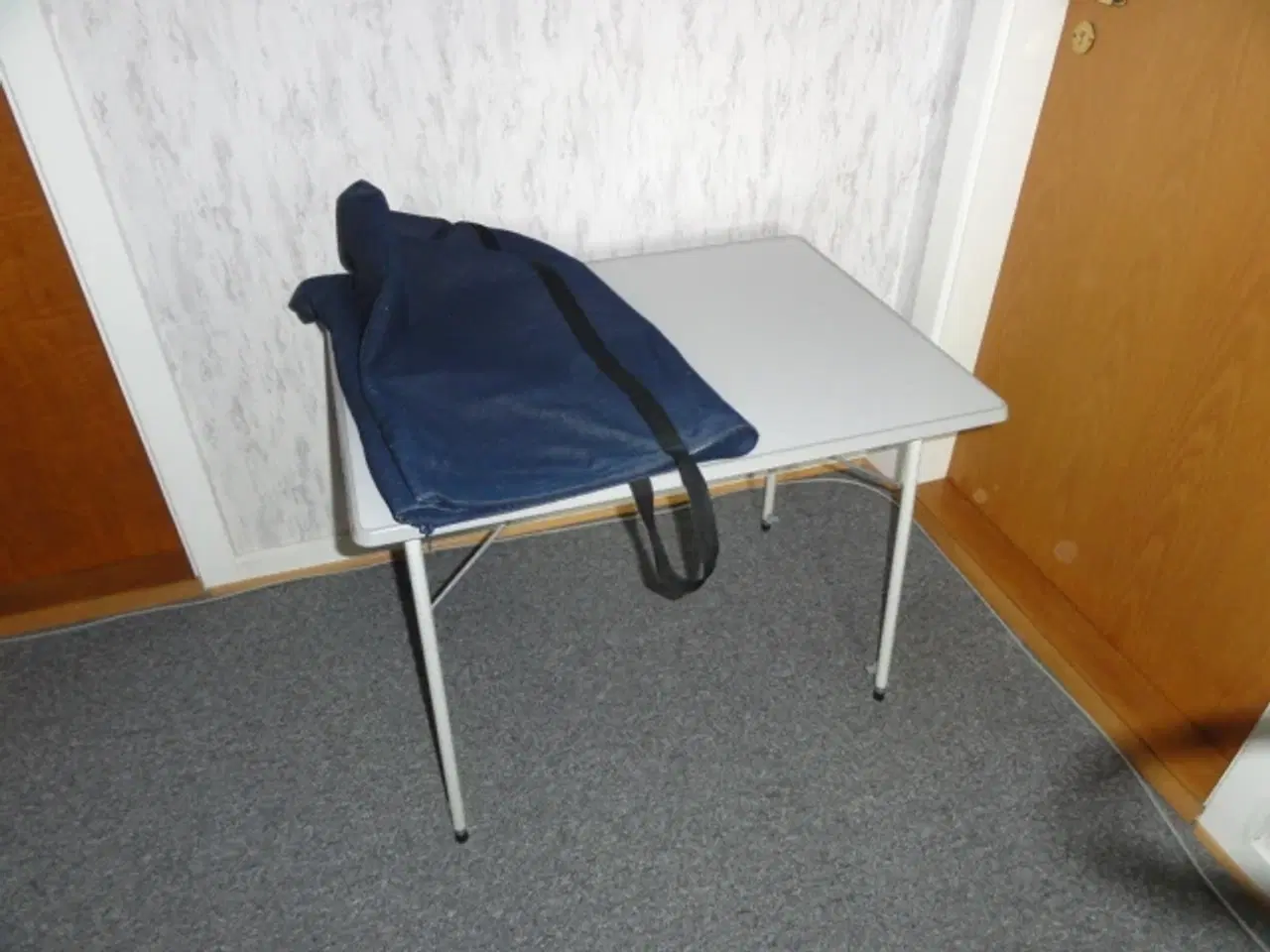 Billede 3 - Lysegråt camping bord 60 x 80 cm.