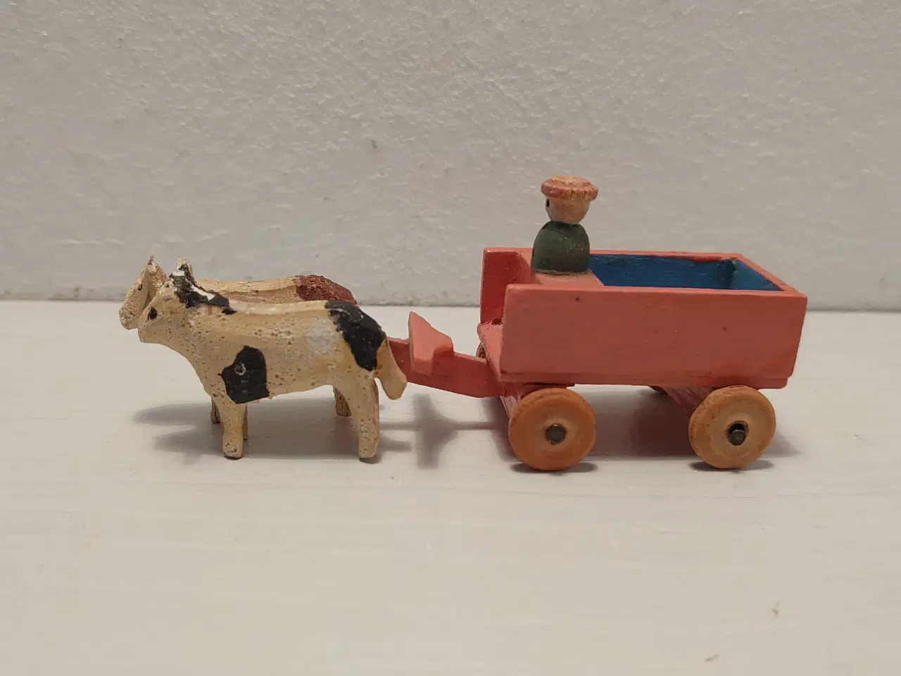 Billede 1 -  Erzgebirge vogn oksetrukket med kusk. L.9,5cm