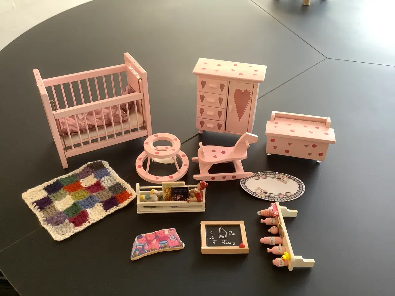 Billede 1 - Dukkehus Møbler til børneværelset