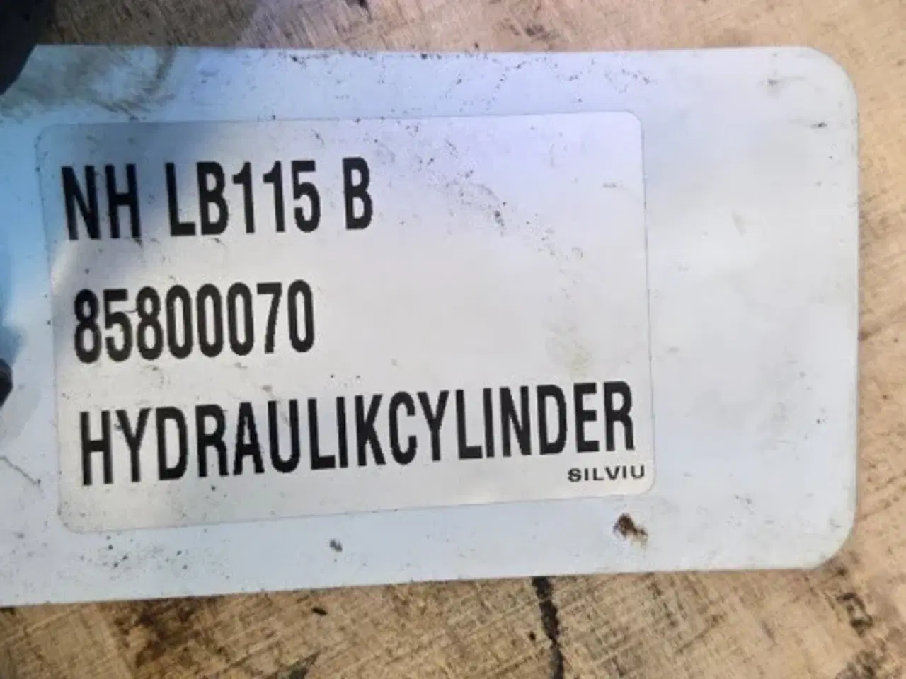 Billede 8 - New Holland LB115B Cylinder 85800070