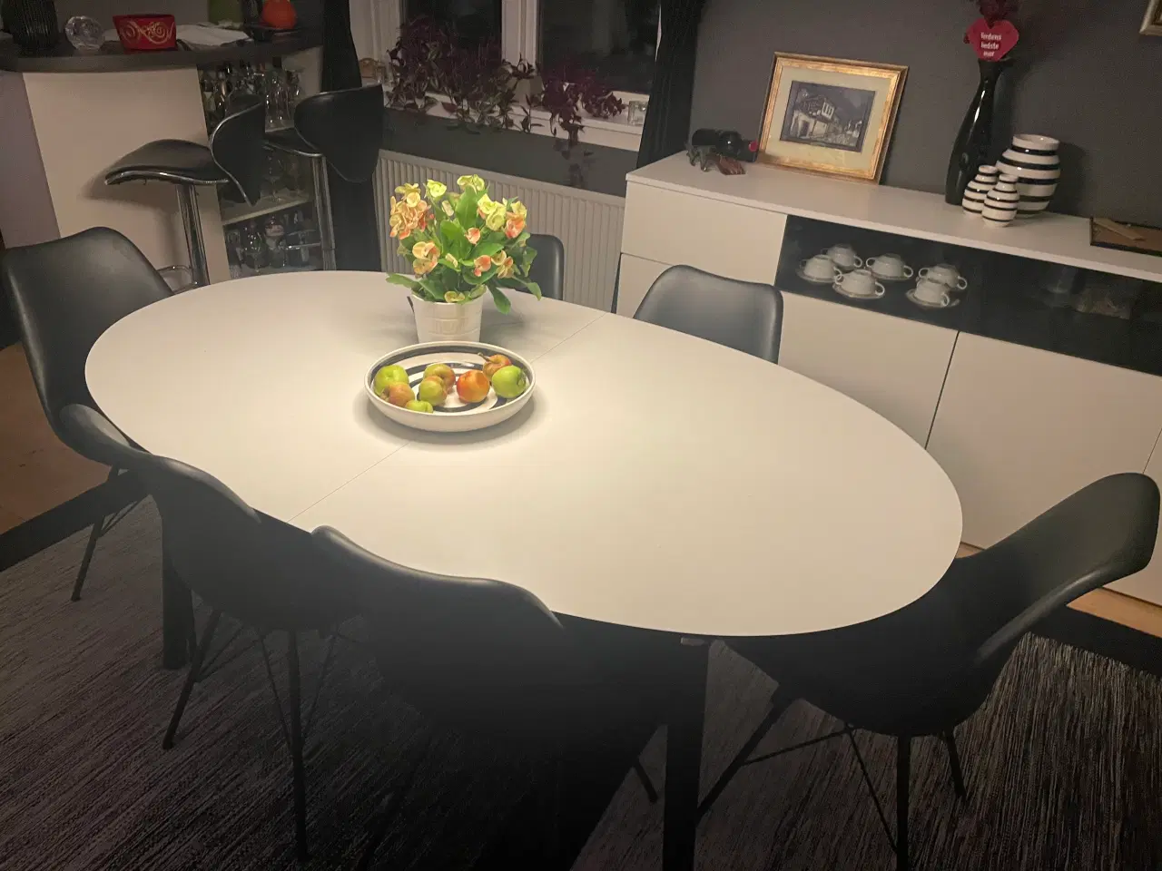 Billede 2 - Spisebord med 2 tillægspladder samt 7 stole