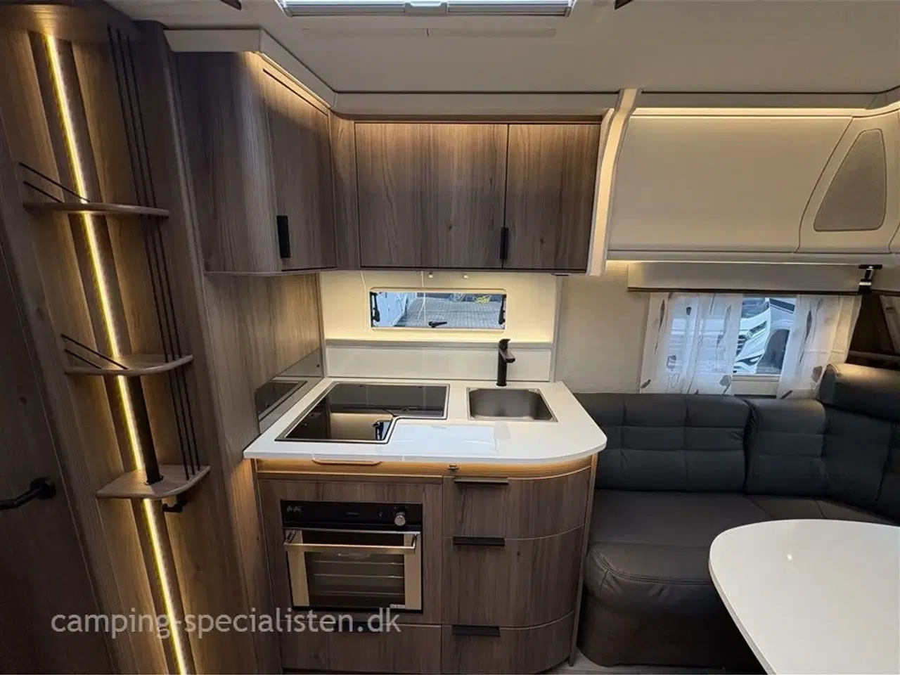 Billede 8 - 2026 - Kabe Ametist GLE KS B8 PREMIUM LINE Kabe Ametist GLE B8 KS Premium Line 2026 - Se den nu hos Camping-Specialisten.dk