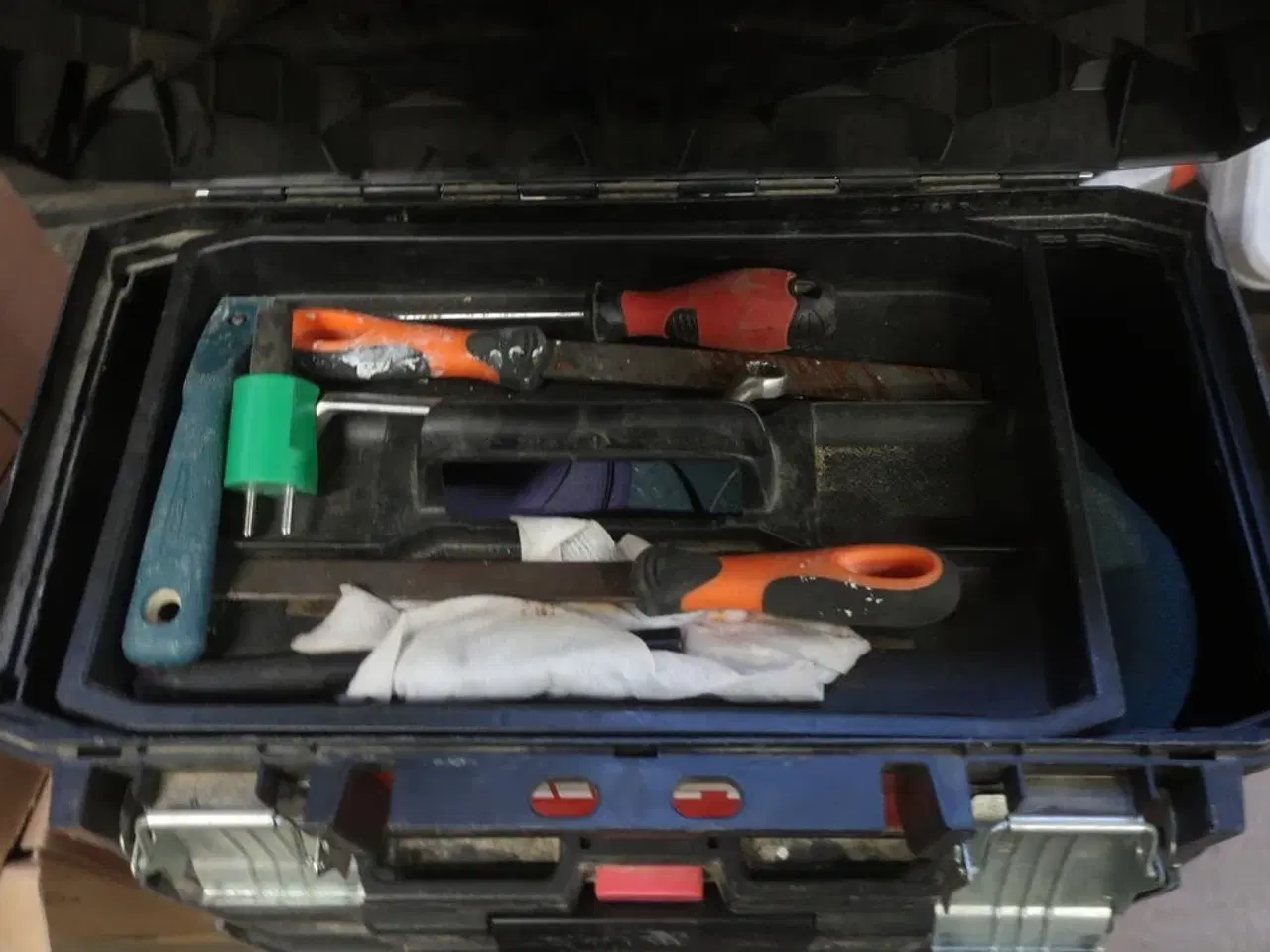 Billede 4 - Værktøjskasse og 2 flyttekasser med slibepapir