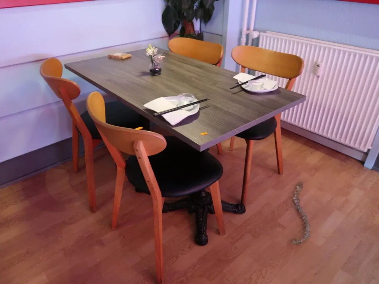 Billede 1 - Bord med 4 stk. stole