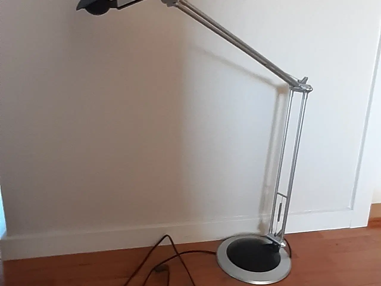 Billede 2 - Justerbar skrivebordlampe - krom m sort skærm