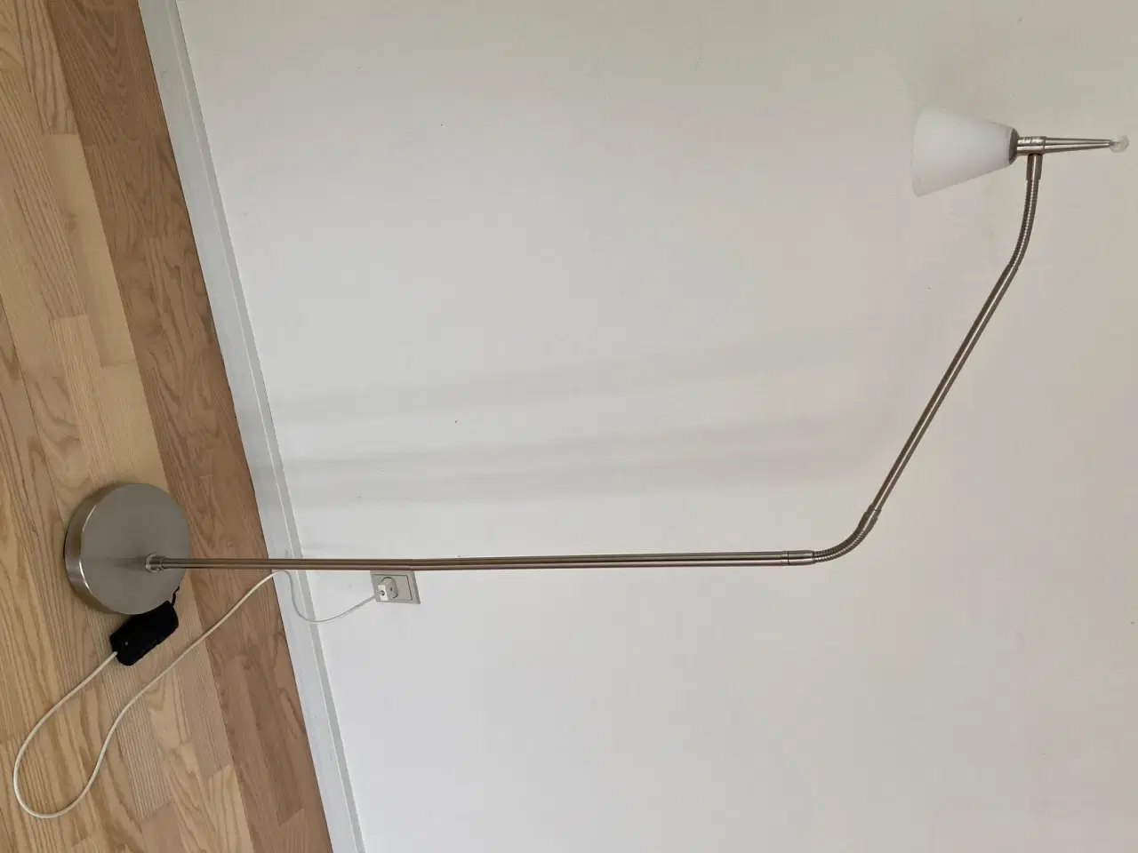 Billede 2 - Dejlig standerlampe med lille hoved