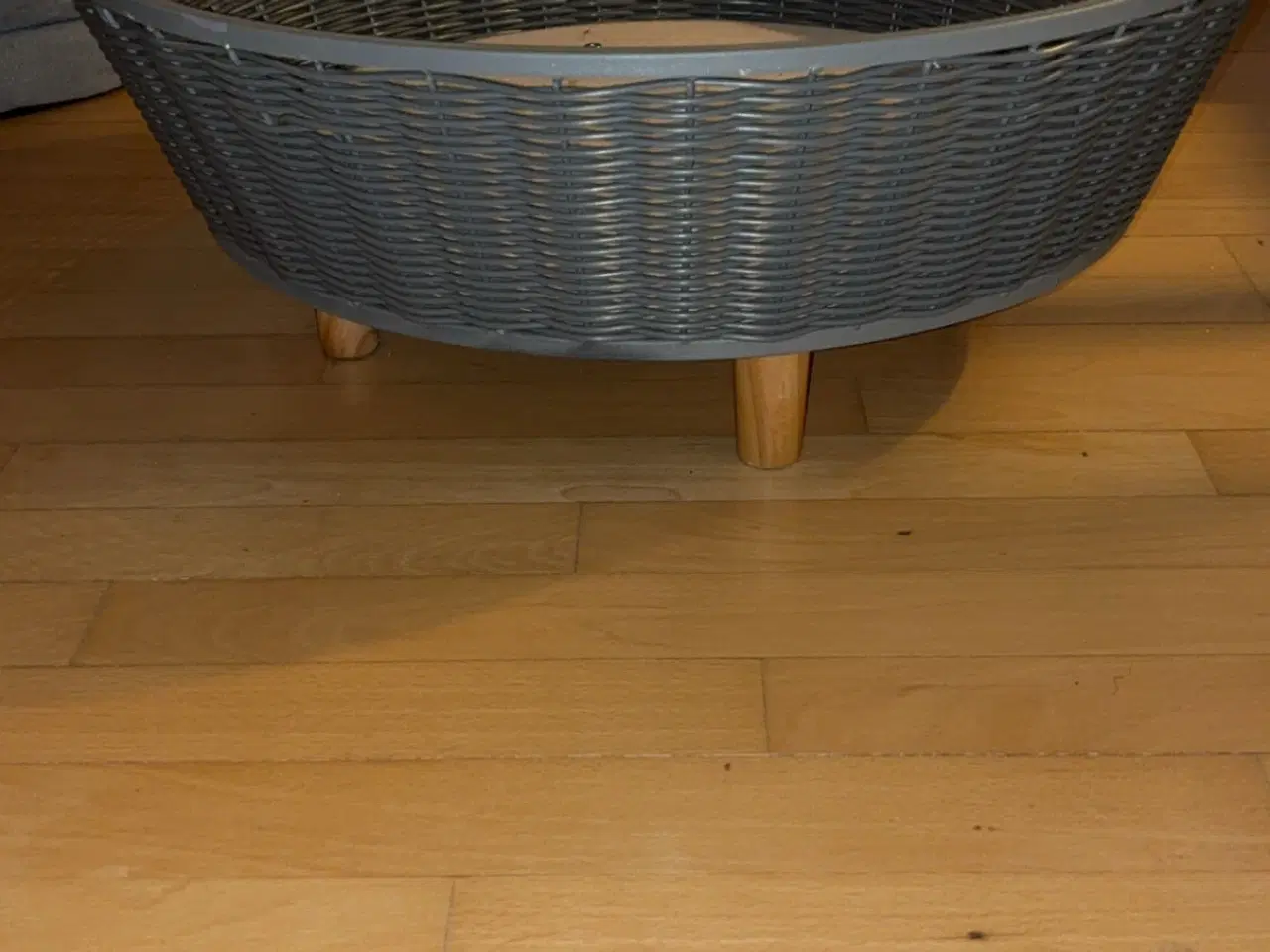 Billede 2 - Flot Grå kæledyrsseng med træ ben 