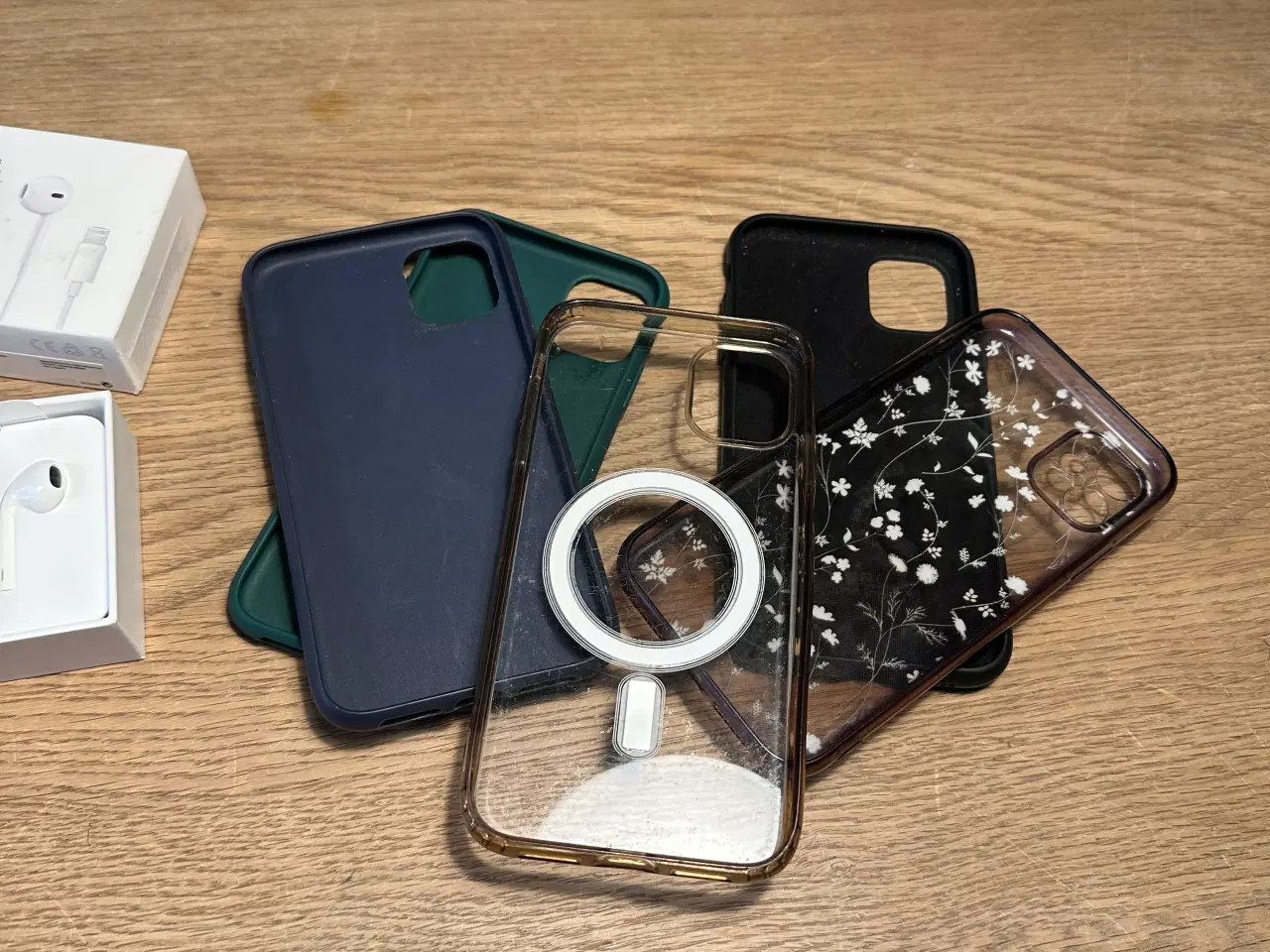 Billede 11 - iPhone 11 med kabel, oplader, covers mm.