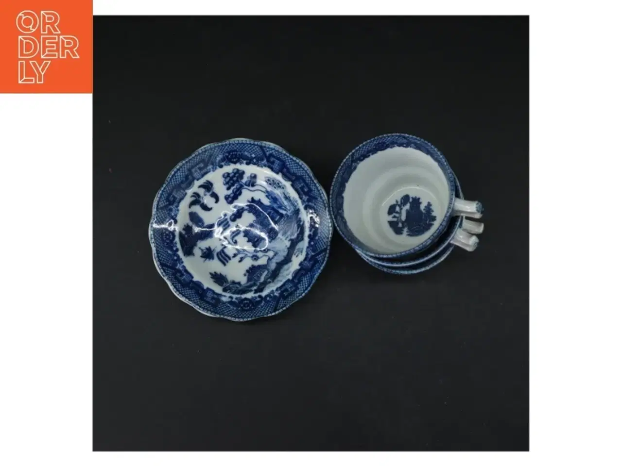 Billede 2 - Blå og hvid porcelænste service (str. Kopper. ø. 10 cm. tallerkener. ø. 15,5 cm)