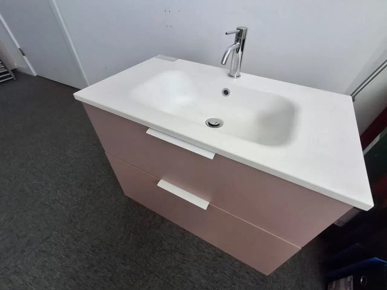 Billede 3 - Scandinova Lyserød Altus Vaskeskab 80cm, med vask og håndtag Strømberg Bad