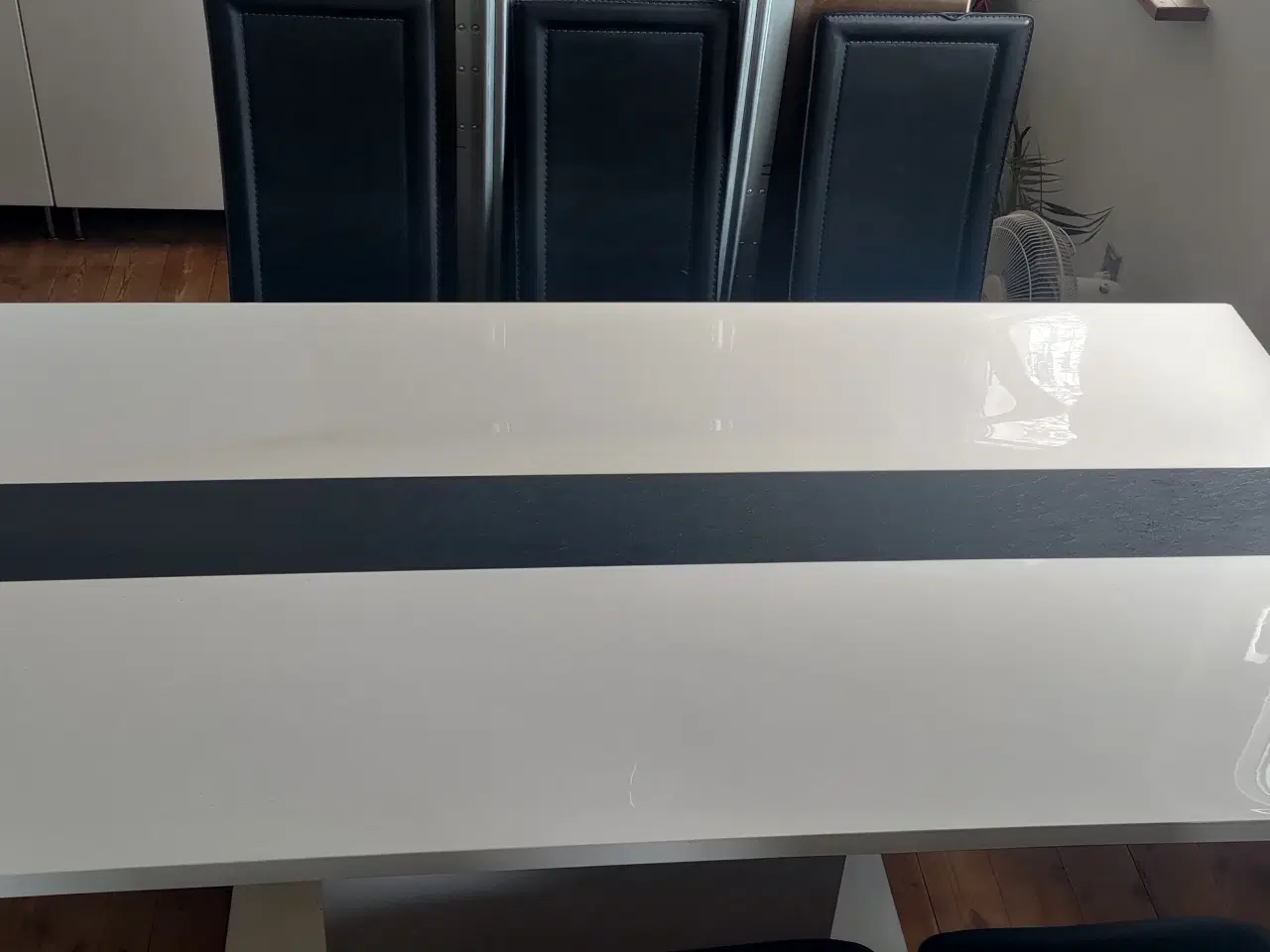 Billede 2 - BORTGIVES ** Flot bord til Handymanden