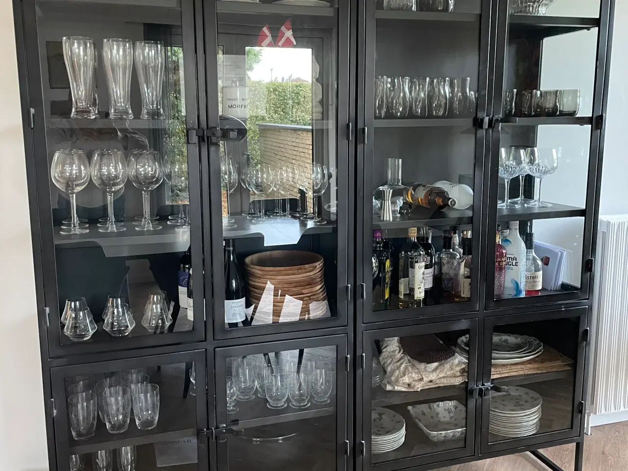 Billede 2 - Vitrineskab i jern m glaslåger