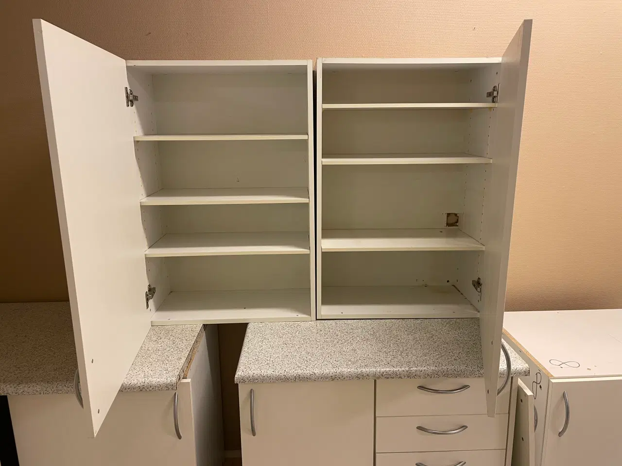 Billede 9 - Køkken med nyere hvide fronter 