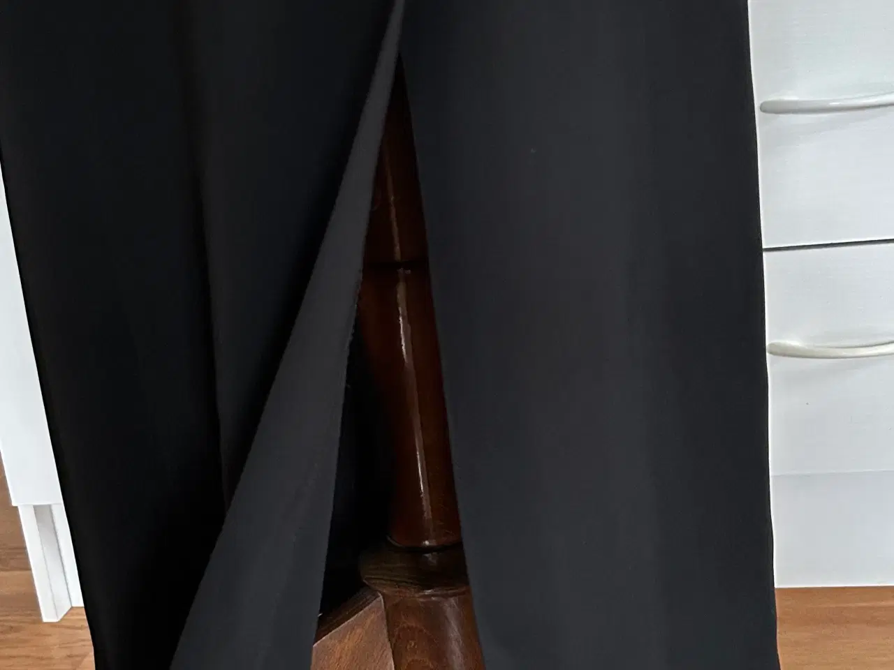 Billede 2 - Lang, sort kjole med slids