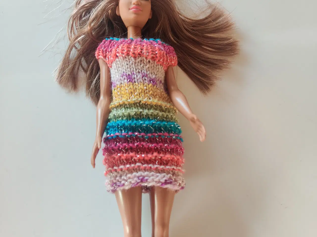 Billede 4 - Hjemmestrikkede Barbie kjoler. Flere farver