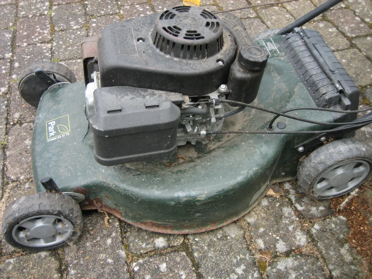 Billede 2 - Plæneklipper som kører på benzin.
