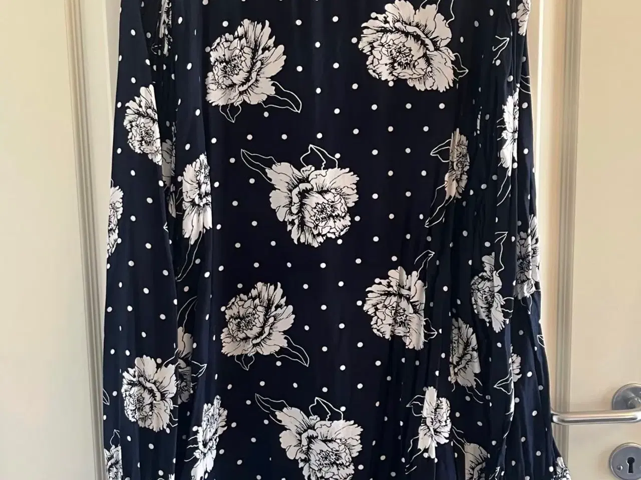 Billede 2 - Blomstret bluse