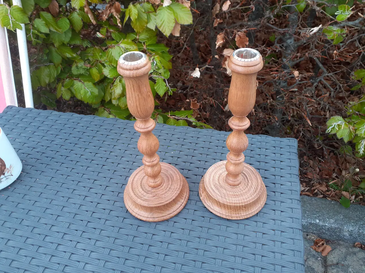 Billede 1 - 2 lysestager i egetræ - hånddrejet / sæt